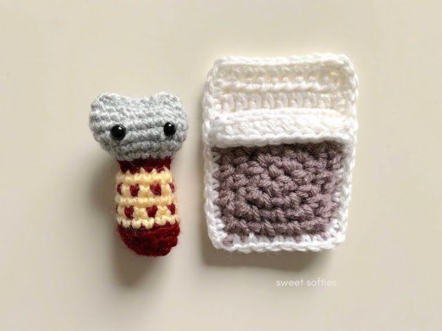 Mini Doll Beds free crochet pattern by Sweet Softies