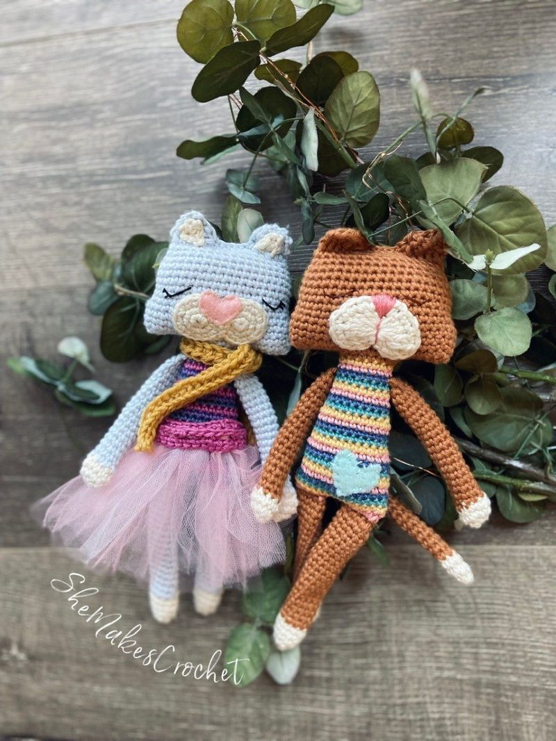 Rag Doll Cat free crochet pattern by SheMakesCrochet